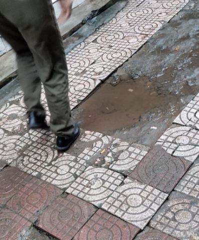 自贡某小区后门的人行道一下雨就淌水-3.jpg
