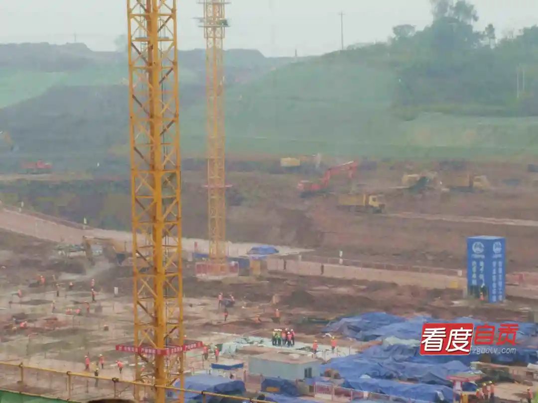 封顶！高铁自贡东站整体轮廓初现-3.jpg