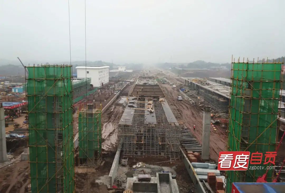 封顶！高铁自贡东站整体轮廓初现-2.jpg