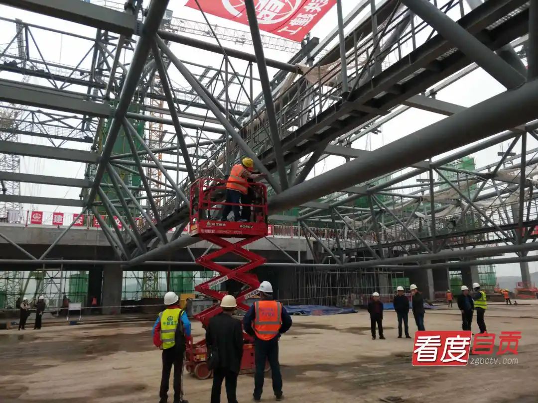 封顶！高铁自贡东站整体轮廓初现-4.jpg