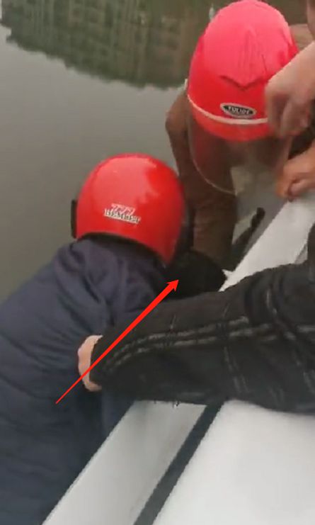 自贡一男子欲跳龙湖大桥，危急时刻，群众联手从死亡线拽回-1.jpg
