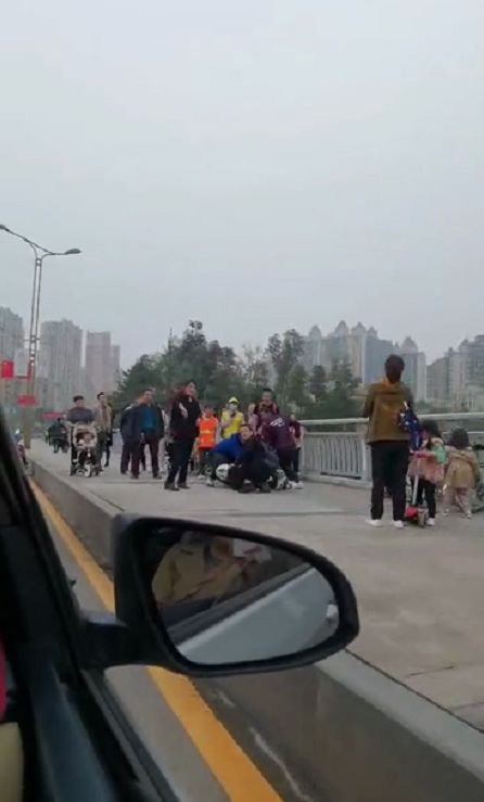 自贡一男子欲跳龙湖大桥，危急时刻，群众联手从死亡线拽回-5.jpg