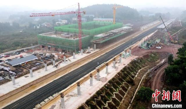 川南城际铁路内江自贡泸州线铺轨工作全力推进-2.jpg