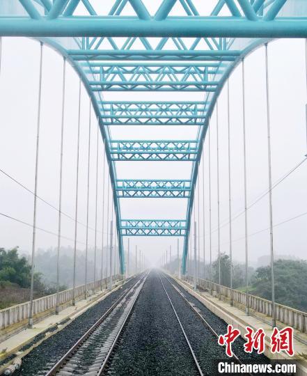 川南城际铁路内江自贡泸州线铺轨工作全力推进-1.jpg