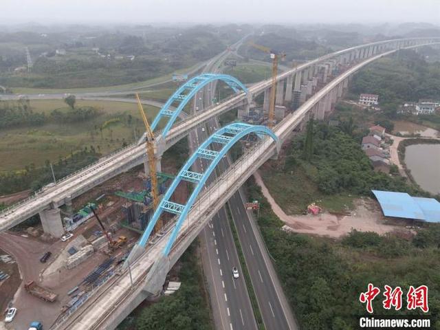 川南城际铁路内江自贡泸州线铺轨工作全力推进-4.jpg