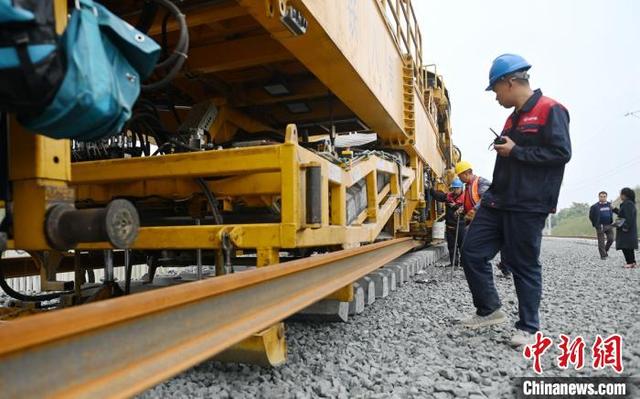 川南城际铁路内江自贡泸州线铺轨工作全力推进-5.jpg