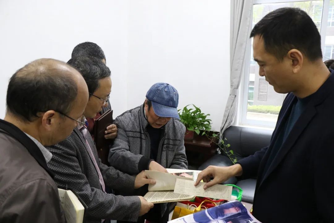 富顺二中退休教师何平均为“两馆”捐赠实物，为环境教育助力！！-2.jpg
