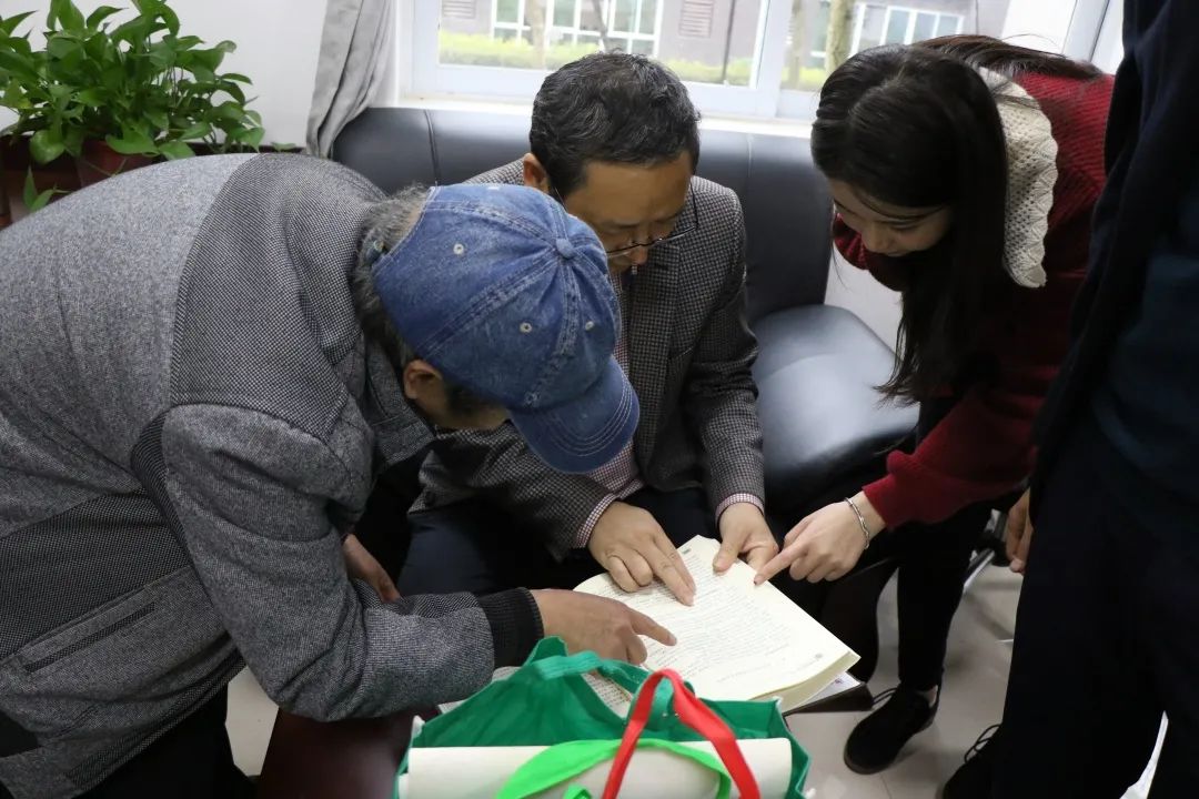 富顺二中退休教师何平均为“两馆”捐赠实物，为环境教育助力！！-3.jpg