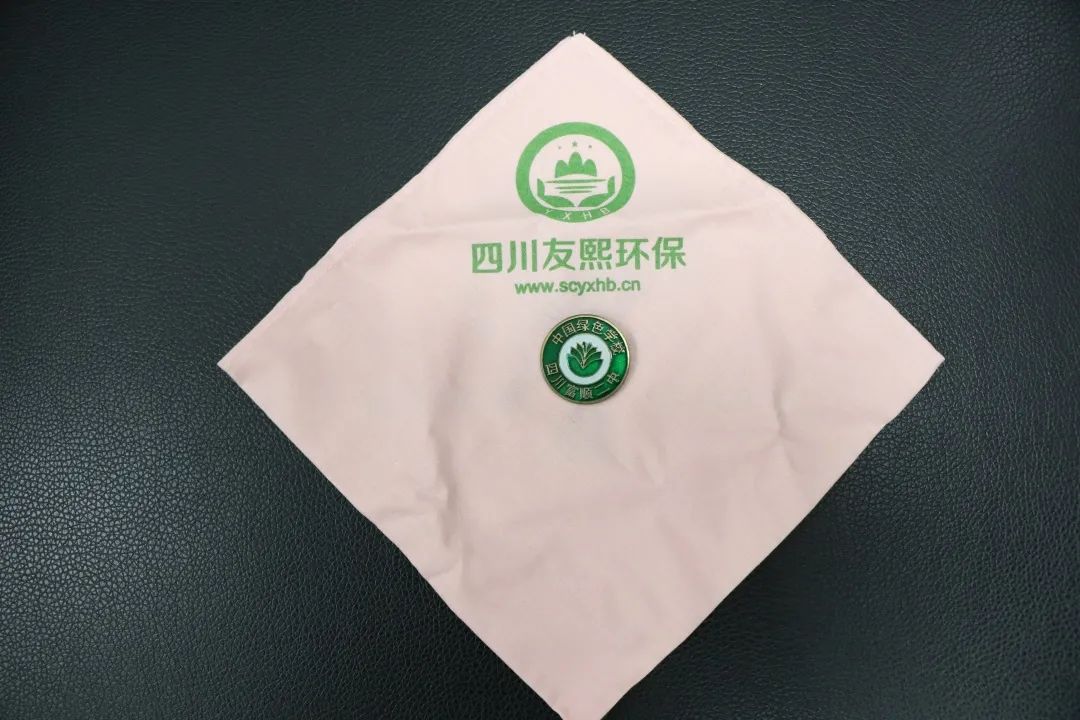富顺二中退休教师何平均为“两馆”捐赠实物，为环境教育助力！！-6.jpg