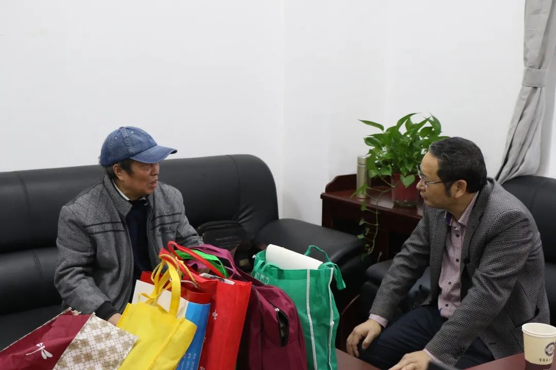 富顺二中退休教师何平均为“两馆”捐赠实物，为环境教育助力！！-10.jpg