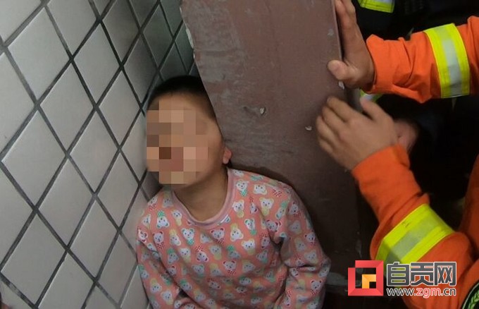 富顺一6岁小学生头卡墙缝 ，消防员“撑墙”成功解救-1.jpg
