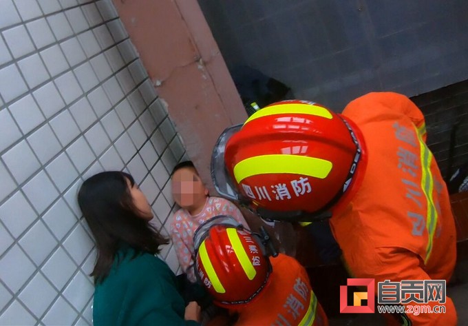 富顺一6岁小学生头卡墙缝 ，消防员“撑墙”成功解救-2.jpg