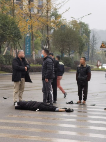 昨天丨沿滩创新城发生一起车祸，一男子倒地不起-2.jpg