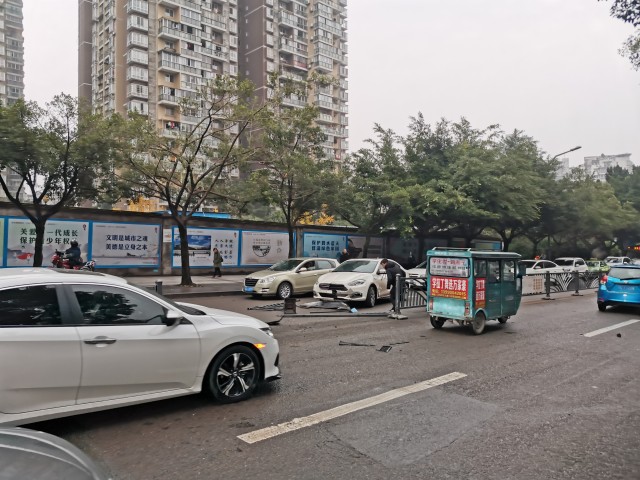 大清早的，跳水馆附近又有一辆车把护栏撞了！-2.jpg
