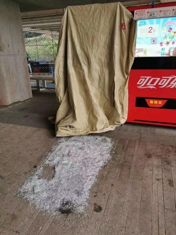 自贡二中旁边一公园的自助售卖机被人砸了！-5.jpg