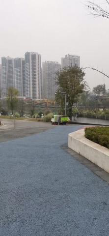 自贡二中旁边一公园的自助售卖机被人砸了！-3.jpg