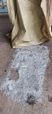 自贡二中旁边一公园的自助售卖机被人砸了！-7.jpg