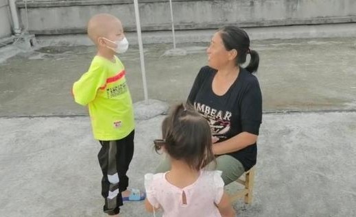 感动！自贡一3岁小女孩，每天坚持跑步5公里，只为救哥哥-3.jpg
