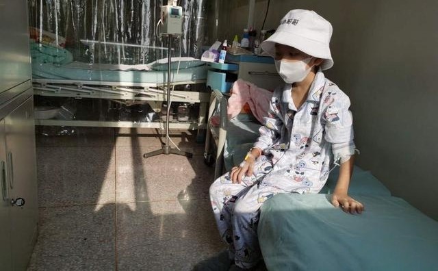 感动！自贡一3岁小女孩，每天坚持跑步5公里，只为救哥哥-1.jpg