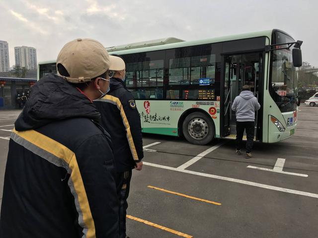 自贡举行城市公共交通新冠病毒疫情防控应急演练-3.jpg