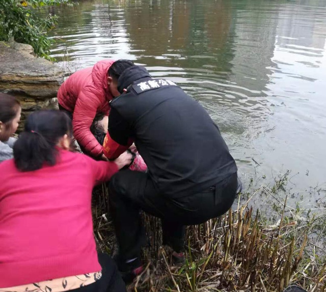 自贡九旬老人湖边散步滑倒掉进水中 年过半百保安跳入湖中几分钟救起-2.jpg