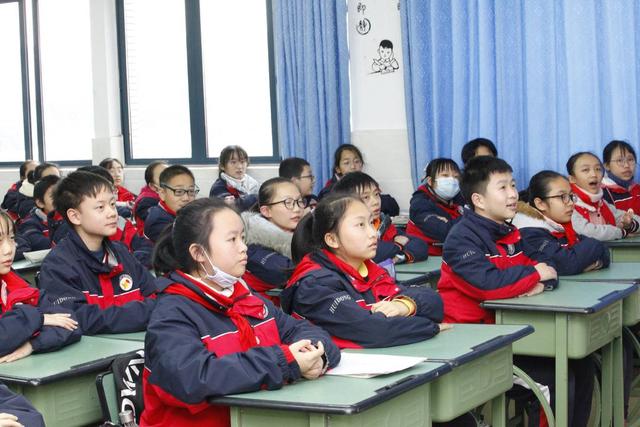 自贡中院少年法庭法官走进学校当老师-2.jpg