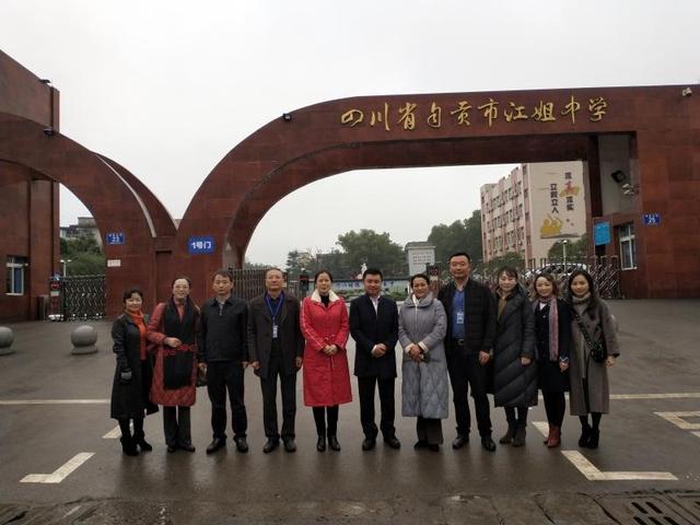 省妇联副主席李敏一行为自贡市江姐中学女孩 发放“你好，女孩”青春期守护包-1.jpg