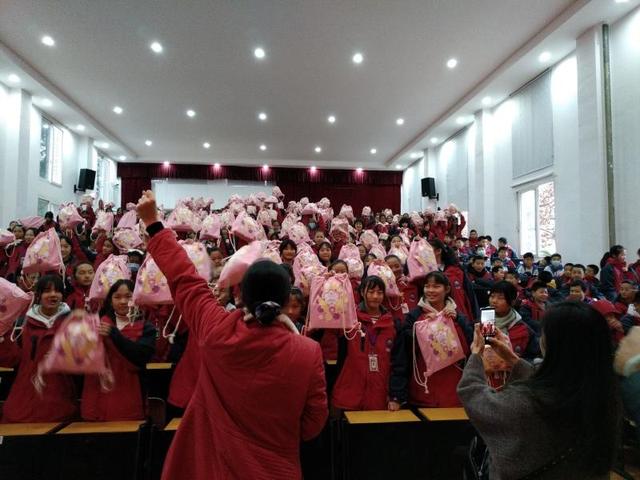 省妇联副主席李敏一行为自贡市江姐中学女孩 发放“你好，女孩”青春期守护包-3.jpg