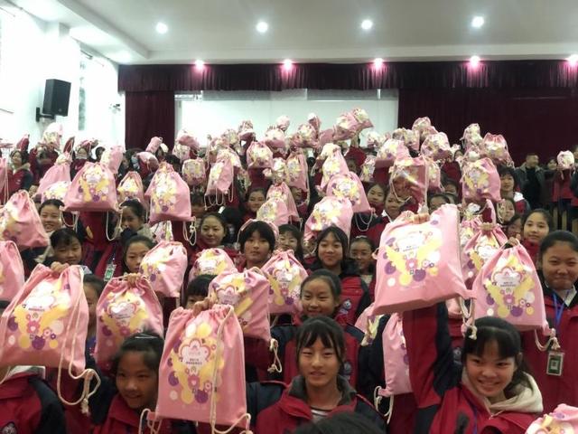 省妇联副主席李敏一行为自贡市江姐中学女孩 发放“你好，女孩”青春期守护包-2.jpg