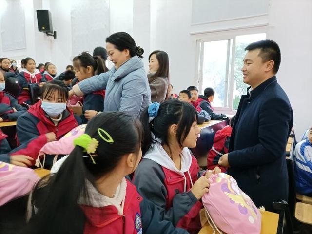 省妇联副主席李敏一行为自贡市江姐中学女孩 发放“你好，女孩”青春期守护包-4.jpg