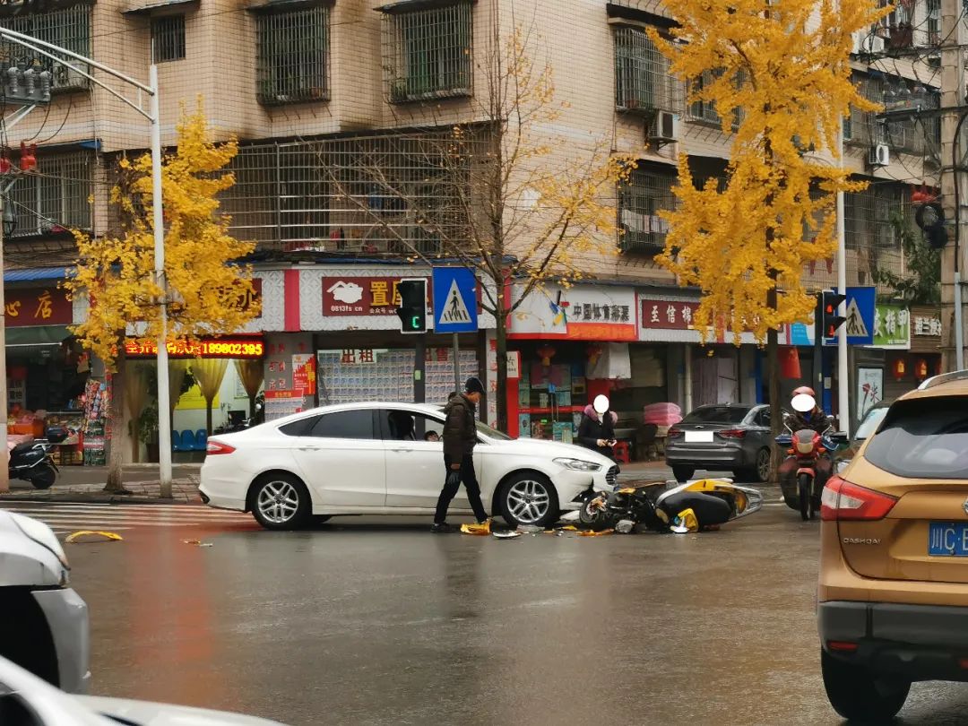 砰！富顺发生一起车祸，电瓶车撞得稀碎,现场一片狼藉！-1.jpg