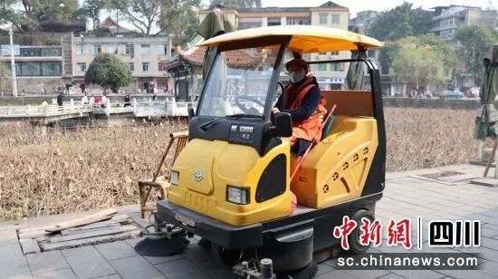 赞！每天洒水降尘6次，重点区域清扫3次以上，富顺提前完成指标！-1.jpg
