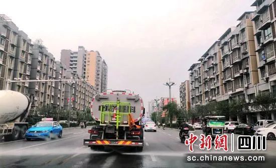 赞！每天洒水降尘6次，重点区域清扫3次以上，富顺提前完成指标！-2.jpg