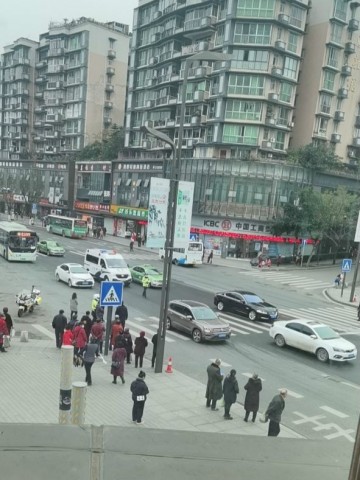 突发！自贡方冲小区附近一行人斑马线上被撞！-3.jpg