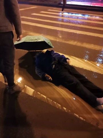 昨晚在荣新贡院门口有个老年人被摩托车撞倒了。。-1.jpg