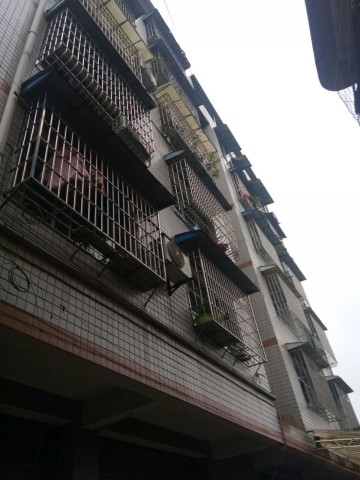 自贡龙潭一妇女抱一岁孙儿坠楼！-3.jpg