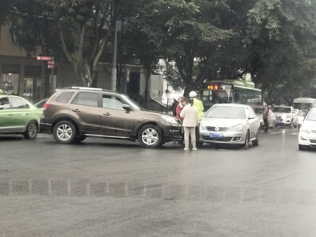 突发！丹桂大街广电那个路口两车相撞！-1.jpg