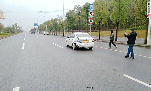注意安全！富顺二环路发生一起车祸，一奔驰车与教练车相撞-1.gif