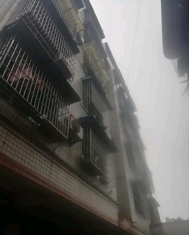 自贡：奶奶怀抱1岁孙儿坠楼，大人身亡，孙儿在奶奶怀中哭泣-3.jpg