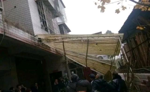 自贡：奶奶怀抱1岁孙儿坠楼，大人身亡，孙儿在奶奶怀中哭泣-1.jpg