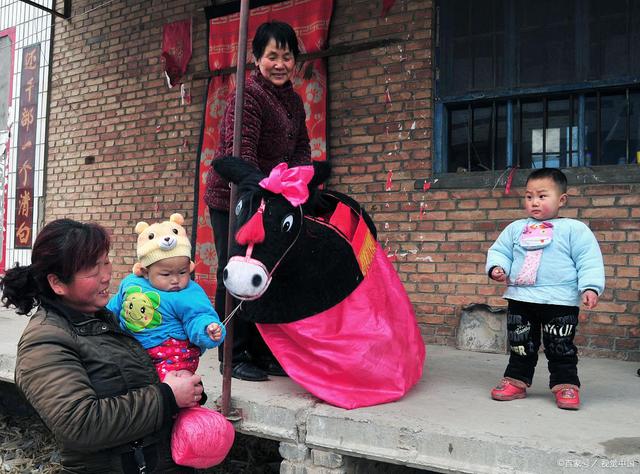 自贡：奶奶怀抱1岁孙儿坠楼，大人身亡，孙儿在奶奶怀中哭泣-5.jpg