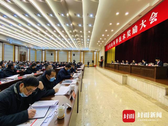 为这些科技创新力量点赞！四川自贡举行科学技术奖励大会-5.jpg