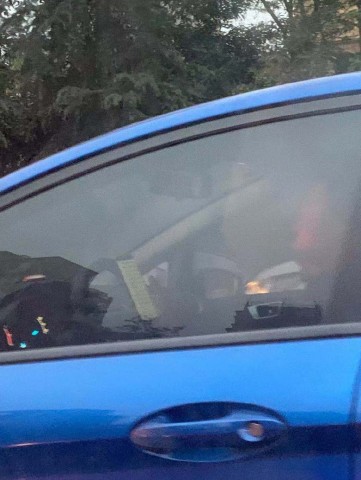 路上遇到个开车看小说的，车还在走……-1.jpg