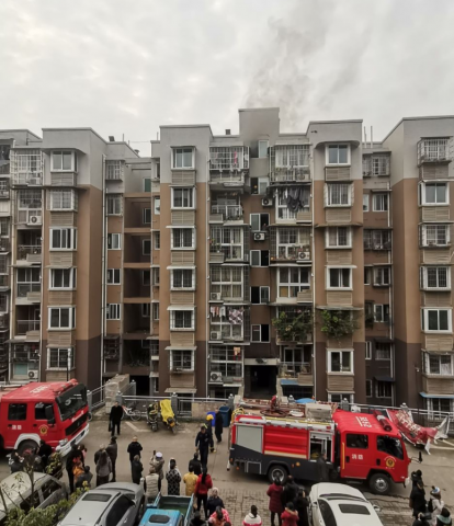 虎头桥安置房突发火灾，一妇人从顶楼跳下来了！-2.jpg