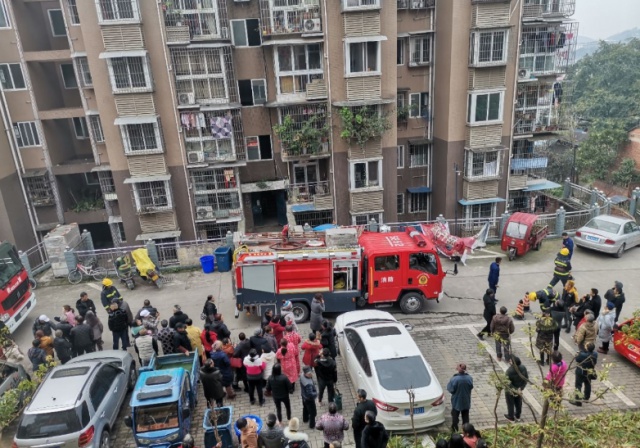 虎头桥安置房突发火灾，一妇人从顶楼跳下来了！-1.jpg