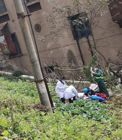 虎头桥安置房突发火灾，一妇人从顶楼跳下来了！-6.jpg