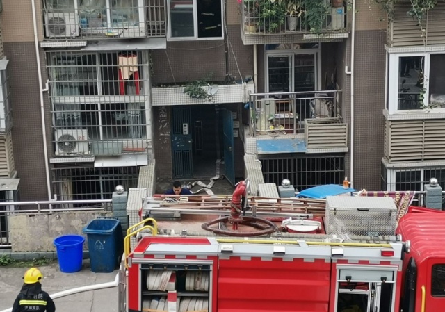 虎头桥安置房突发火灾，一妇人从顶楼跳下来了！-3.jpg