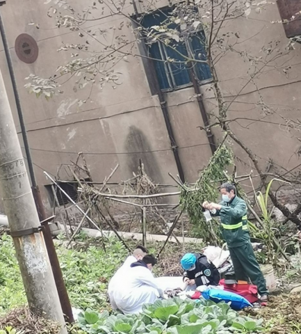 虎头桥安置房突发火灾，一妇人从顶楼跳下来了！-7.jpg