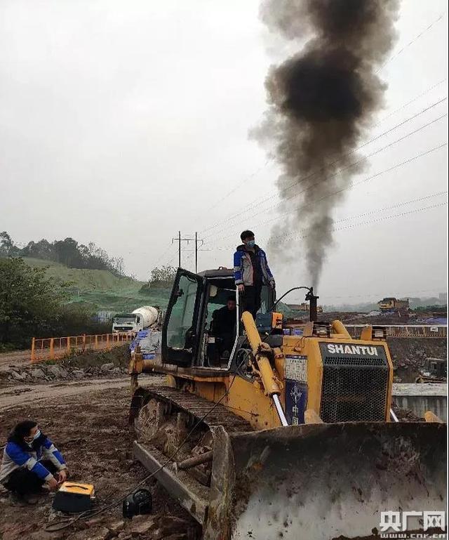 自贡市一工地推土机挖掘机排放黑烟遭现场查封-1.jpg
