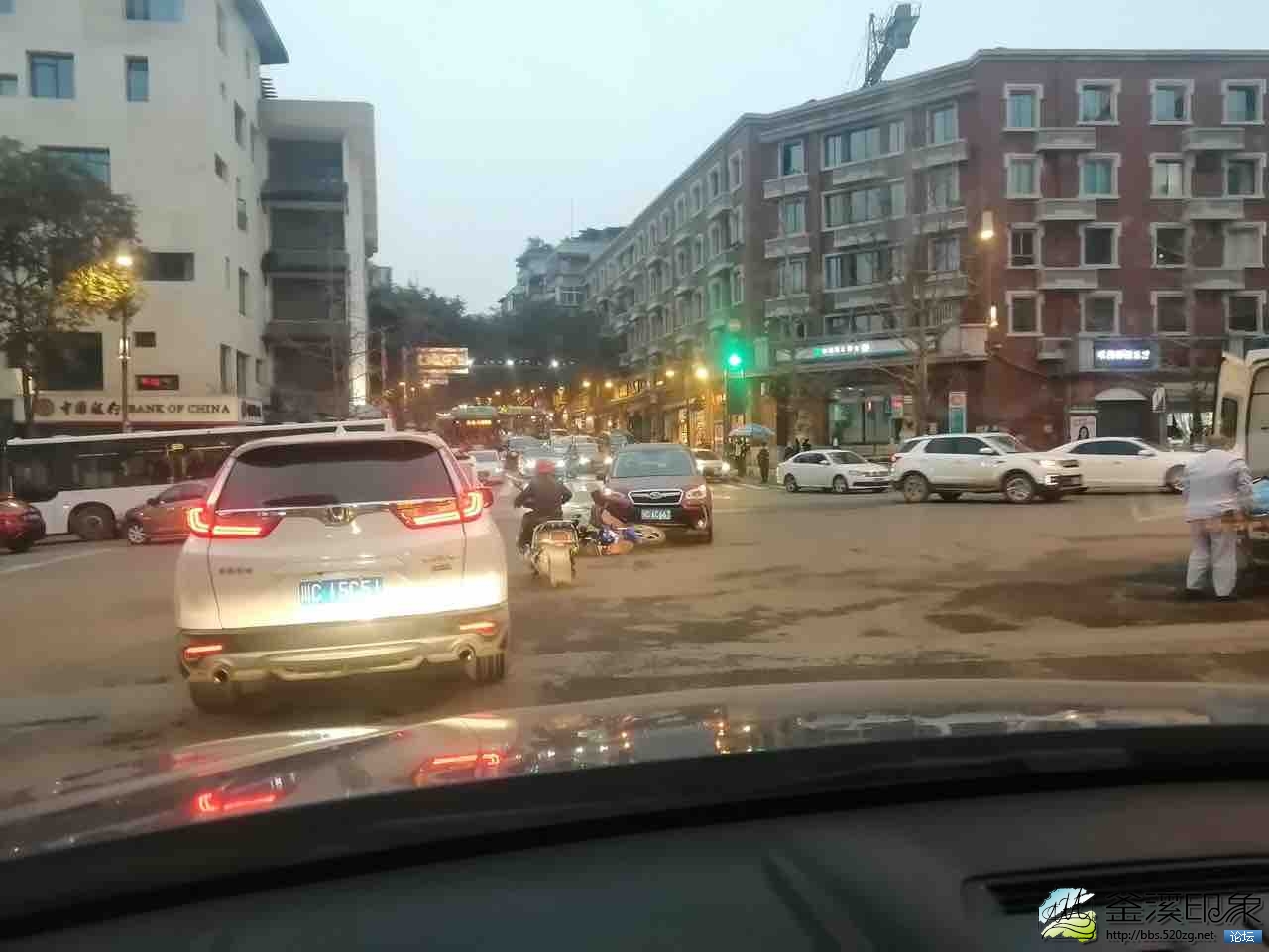 刚刚塘坎上出来那个位置出车祸了，一个两轮倒在地上-1.jpg